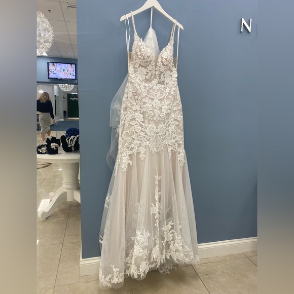 Beautiful wedding dress. - Picture 1 of 4